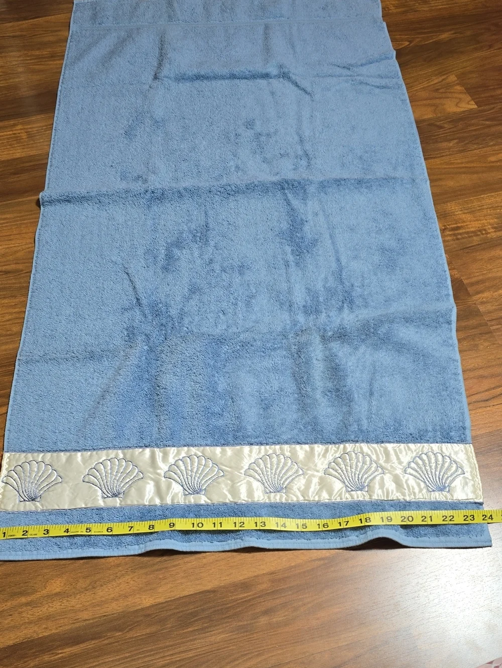 Vintage 1978 The Avanti Look Embroidered Seashell Towel